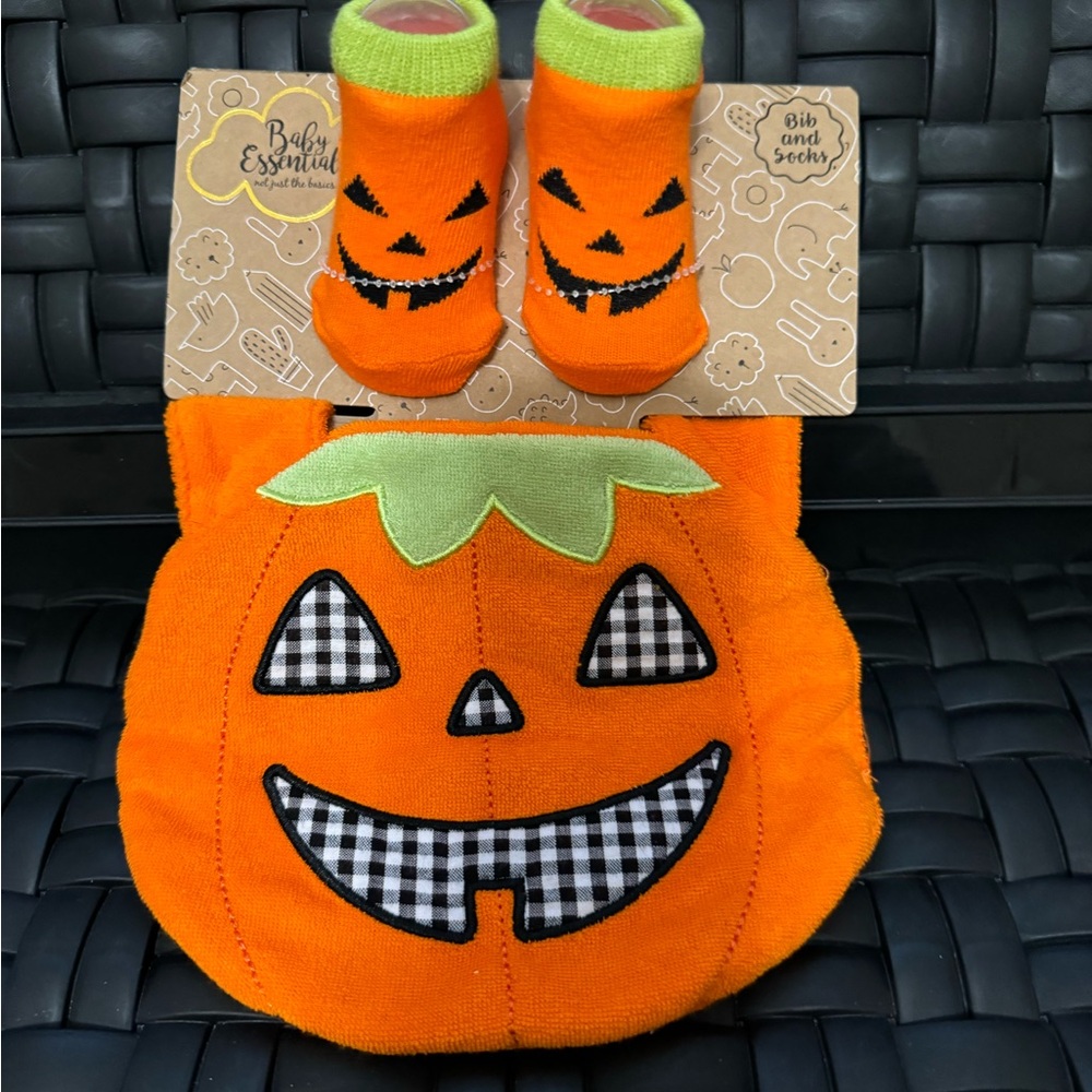 BABY ESSENTIALS HALLOWEEN PUMPKIN BABYS BIB AND SOCKS SIZE 0 - 6M SET NEW W TAG